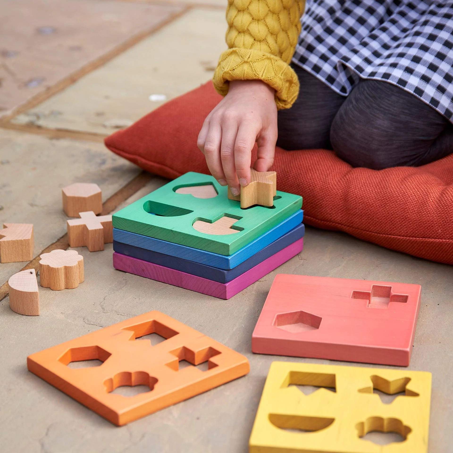 Puzzle: Pileur de Formes en Bois Arc-en-Ciel - Tickit